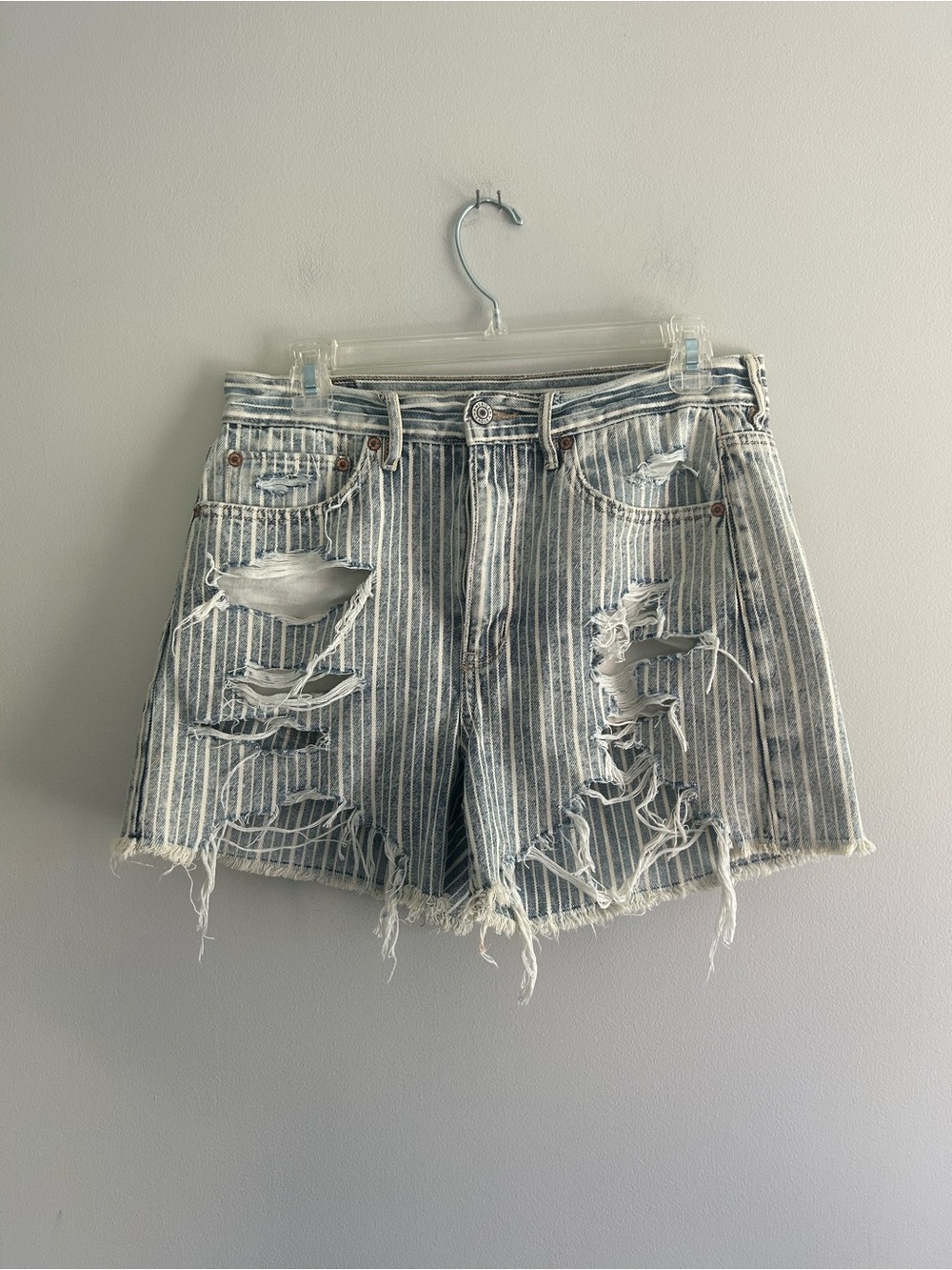 American eagle 6 light wash & white Striped Distressed 90s boyfriend Denim Short